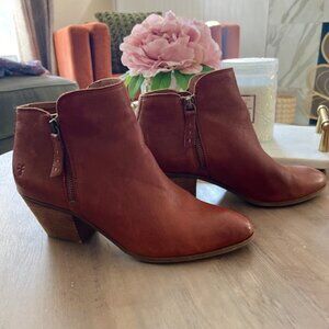 FRYE Cinnamon Brown Leather Bootie with Dual Side Zippers! NEW Condition!